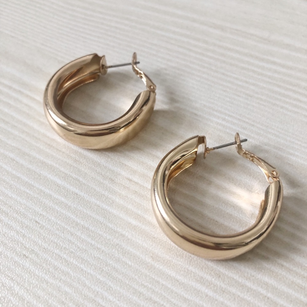 Minimalistic gold hoop earrings - Picture 2 of 3